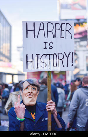 Toronto, Kanada. 20. April 2015. Eine Maskenmann, hält Schild mit der Aufschrift "Harper ist Geschichte auf 420 Rallye-Tag in Toronto". Bildnachweis: NISARGMEDIA/Alamy Live-Nachrichten Stockfoto