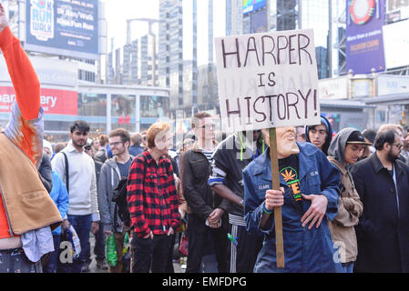 Toronto, Kanada. 20. April 2015. Eine Maskenmann, hält Schild mit der Aufschrift "Harper ist Geschichte auf 420 Rallye-Tag in Toronto". Bildnachweis: NISARGMEDIA/Alamy Live-Nachrichten Stockfoto