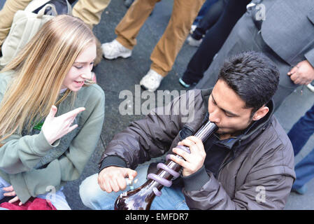 Toronto, Kanada. 20. April 2015. Akaskash Rai versucht auf Yonge und Dundas Square in Toronto zu blasen. Bildnachweis: NISARGMEDIA/Alamy Live-Nachrichten Stockfoto