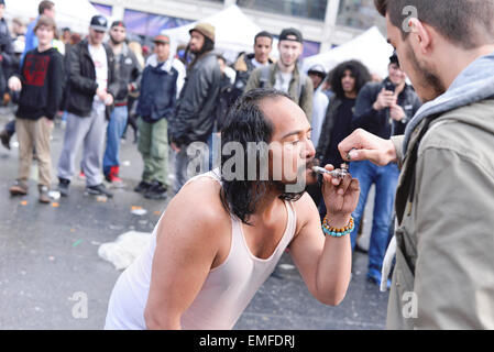 Toronto, Kanada. 20. April 2015. Eine Person, die auf 420 Rallye in Toronto zu rauchen hilft. Bildnachweis: NISARGMEDIA/Alamy Live-Nachrichten Stockfoto