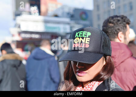 Toronto, Kanada. 20. April 2015. Ein Mädchen mit Hut Sprichwort halten Sie einen gerollt, Yonge-Dundas Square in Toronto. Bildnachweis: NISARGMEDIA/Alamy Live-Nachrichten Stockfoto