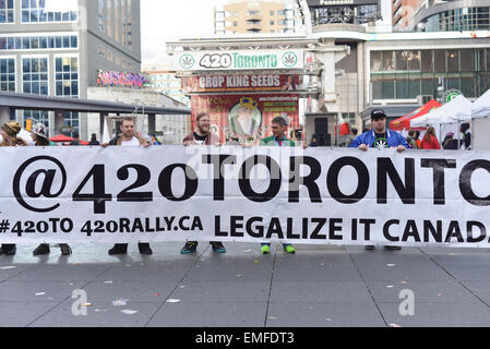 Toronto, Kanada. 20. April 2015. Menschen halten Banner 420 Toronto Rallye am Dundas Square in Toronto. Bildnachweis: NISARGMEDIA/Alamy Live-Nachrichten Stockfoto