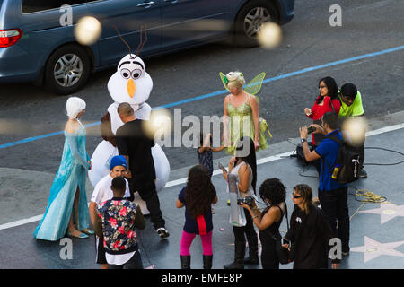 Hollywood Blvd, LA, Kalifornien - Februar 08: Menschen angezogen als Filmfiguren Elsa, Olaf und Tinkerbell posiert mit touristischen Stockfoto