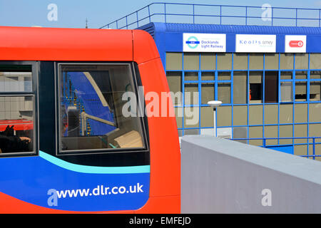 DLR-Zug & Keolis Amey Partnerschaft Schild auf die Pappel Depot jetzt Betrieb & Wartung Docklands Light Rail Pappel East London England Großbritannien Stockfoto