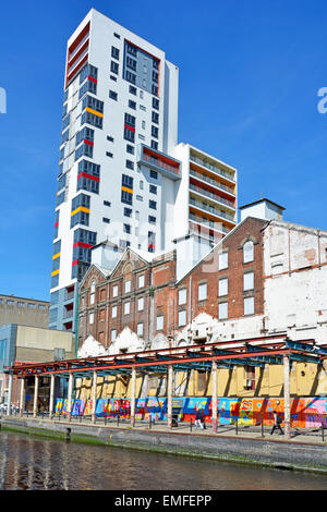 Ipswich waterfront alte Dock Gebäude & modernen Turm Bausteine über (Hinweis eine Block zeigt externe Sturm Schäden an obere Fassade) Suffolk England Großbritannien Stockfoto