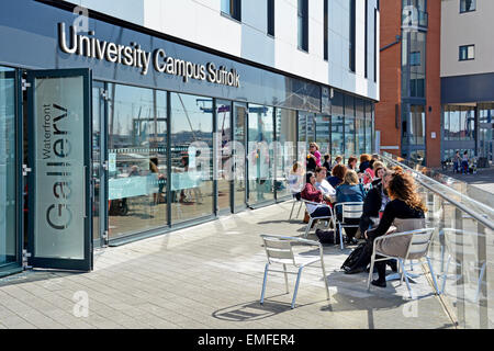 University Campus Suffolk Menschen an Outdoor-Café-Tischen und Stühlen Und Eintritt zur Galerie Ipswich Waterfront Suffolk England UK Stockfoto