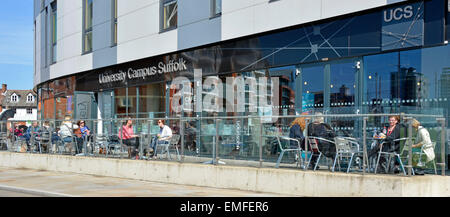 Menschen sitzen draußen Campus der Universität Suffolk Café UCS ist eine Zusammenarbeit zwischen der University of Essex und der University of East Anglia Ipswich England UK Stockfoto