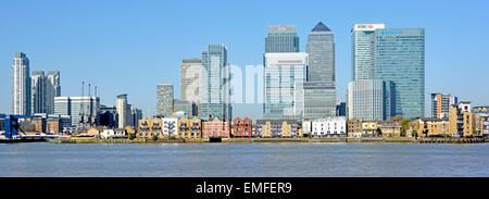 Themse & Canary Wharf Financial District Skyline mit Citi Bank HSBC und Barclays Bank Themse in London Docklands auf der Isle of Dogs England Stockfoto