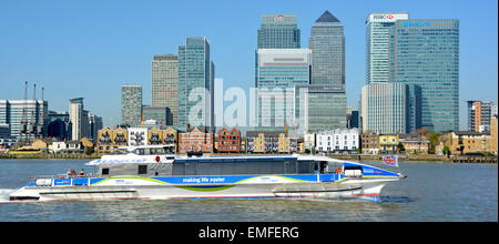 Canary Wharf skyline einschließlich Bankverkehr HQ Gebäude am Ufer des Flusses mit Thames Clipper vorbei an London Docklands auf der Isle of Dogs England Großbritannien Stockfoto