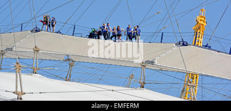 Oben in der O2 Millennium Arena Kuppeldach & Dachhimmel Wanderung Gruppe von Menschen, die zur O2 Arena North Greenwich Peninsula London England UK klettern Stockfoto