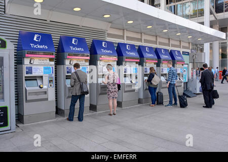 Bahnreisende an den Automaten für die Bezahlung von Karten und Bargeld für den Kauf von Zug- oder Oyster-Karten an der London Bridge Station England UK Stockfoto