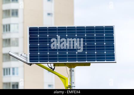 eine Straßenlaterne powered by Solar Batterien Stockfoto