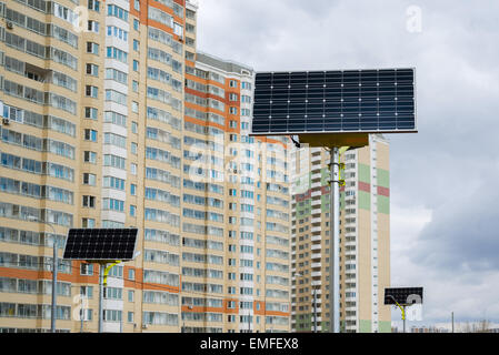 eine Straßenlaterne powered by Solar Batterien Stockfoto