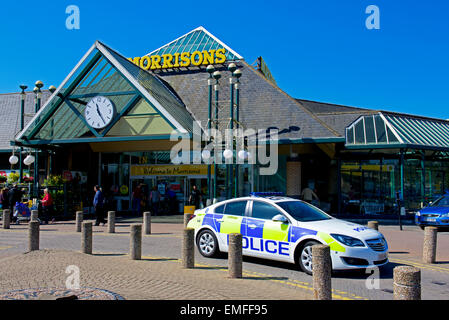 Polizei-Auto parkte vor Safeway Supermarkt, Coventry, West Midlands, England UK Stockfoto