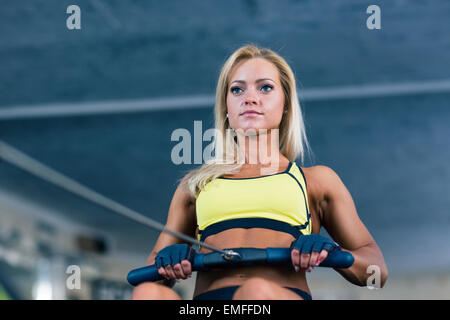 Frau am Trainingssimulator im Fitness-Studio trainieren Stockfoto