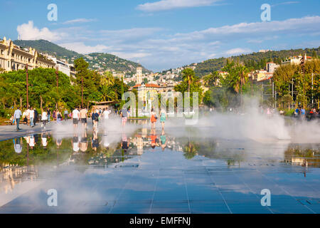 Nizza, Frankreich - 2. Oktober 2014: Passanten durch Einweichen Brunnen auf Promenade du Paillon reflektieren die Stadt und surround Stockfoto