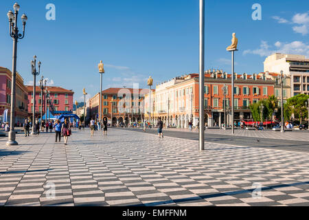 Nizza, Frankreich - 2. Oktober 2014: Passanten am Place Massena, Fußgängerzone Hauptplatz der Stadt. Modernen Statuen an langen Mast Stockfoto