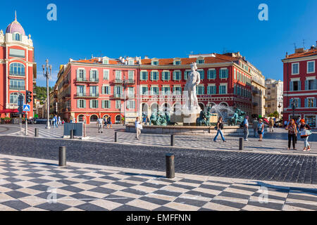 Nizza, Frankreich - 2. Oktober 2014: Ansicht der Place Massena mit Brunnen der Sonne (Fontaine du Soleil) umgeben von roten Gebäude Stockfoto