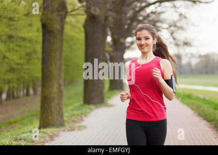 Junge schöne Frau, die auf eine Spur Stockfoto