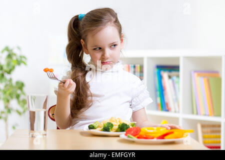 Kind weigert sich, seinen Abend essen Stockfoto