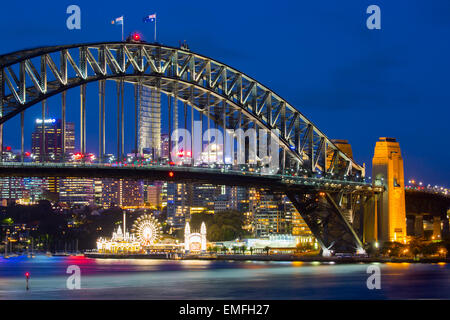 Die Ansicht der Luna Park über dem Hafen von Sydney auf einer klaren Sommernacht in Sydney, Australien Stockfoto