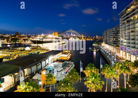 Bootsverkehr um den Circular Quay während der Rush Hour an einem Sommertag ist Abend in Sydney, Australien Stockfoto