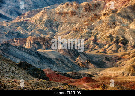 Eine hohe Bodenfreiheit unbefestigte Straße reist durch den spektakulären Titus Canyon im kalifornischen Death Valley National Park. Stockfoto