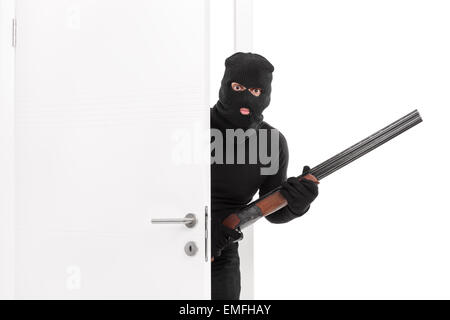 Maskierte Terroristen einen Raum betreten und halten eine Gewehr Gewehr isoliert auf weißem Hintergrund Stockfoto