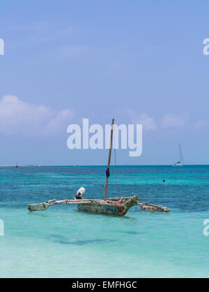 Traditionellen Dhau Boot auf türkis Wasser, Mbudya Insel, in der Nähe von Dar Es Salaam in Tansania, Ostafrika. Stockfoto