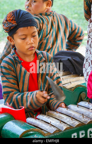 Musikschule. Prambanan Hindu-Tempel. Zentral-Java. Indonesien, Asien. Stockfoto