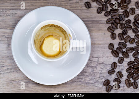 Leere Espresso auf Holztisch mit unscharfen Hintergrund von oben Stockfoto