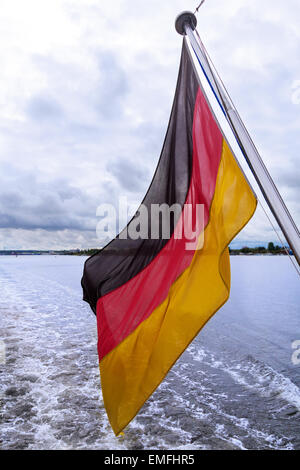 Deutsche Flagge auf Rückseite ein Boot in den wind Stockfoto