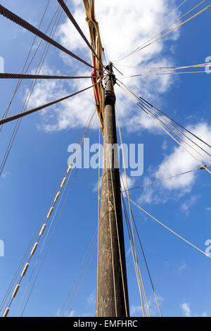 Ein Mast von einem alten Segelboot gegen leicht bewölktem Himmel anzeigen Stockfoto