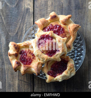 hausgemachte Blätterteig gefüllt mit Erdbeer-Marmelade Stockfoto