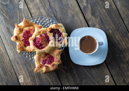 hausgemachte Blätterteig gefüllt mit Erdbeer-Marmelade und Kaffee Stockfoto