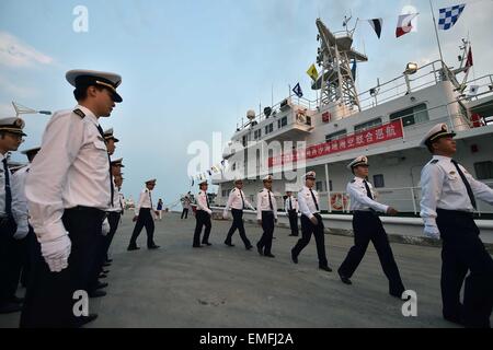 Sanya, China Provinz Hainan. 21. April 2015. Matrosen an Bord das Patrouillenboot Haixun-21 in einem Hafen in Sanya, Hainan Provinz Süd-China, 21. April 2015. Das Patrouillenboot Haixun 21 und Haixun-1103 haben für eine 3-Tages-Patrouille Mission auf den Gewässern der Anna-Inseln im Südchinesischen Meer dargelegt. © Guo Cheng/Xinhua/Alamy Live-Nachrichten Stockfoto