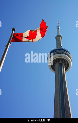 Kanadische Flagge, mit der CN Tower, Toronto, Kanada Stockfoto