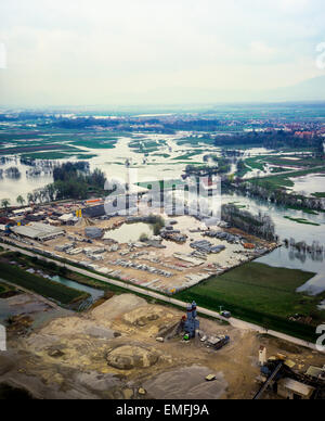 Luftaufnahme von einem Industriegebiet und überschwemmten Feldern Eschau Elsass Frankreich Stockfoto