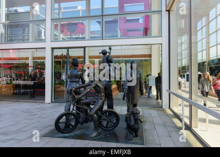 Vox-Pop (The Family) Skulptur von John Clinch in Queens Court Central Milton Keynes. Stockfoto