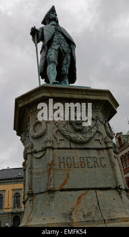 Statue für Schriftsteller, Essayist, Philosofer, Historiker und Dramatiker Ludvig Holberg, Baron Holberg auf Vågsallmenningen in Bergen Stockfoto