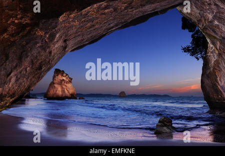 Cathedral Cove bei Sonnenaufgang, Coromandel Peninsula, Neuseeland Stockfoto