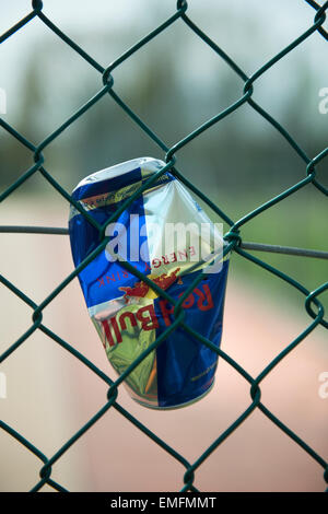 Ein kann im Zaun eingeklemmt Stockfoto