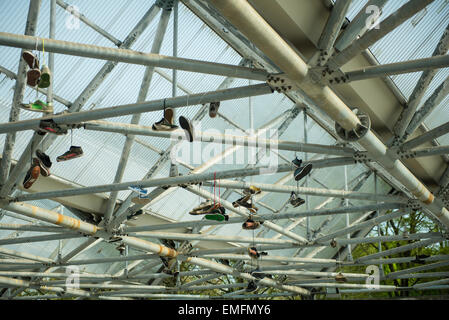 Schuhe hängen Stockfoto