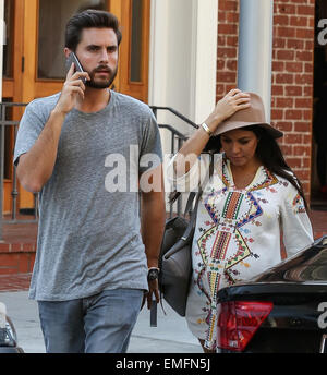 Scott Disick Gespräche über sein iPhone 6 als er und Schwangere Partnerin, Kourtney Kardashian lassen eine medizinische Gebäude mit Beverly Hills: Scott Disick, Kourtney Kardashian wo: Los Angeles, California, Vereinigte Staaten von Amerika bei: 16. Oktober 2014 Stockfoto