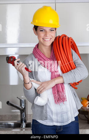 Frau Klempner Befestigung der Küche Stockfoto