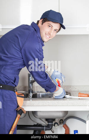 Klempner Befestigung der Küche Stockfoto