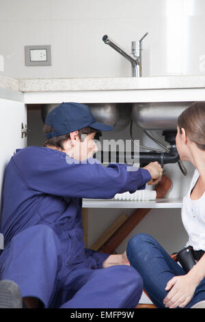 Klempner Arbeiten in der Küche Stockfoto
