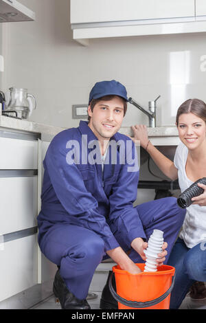 Klempner Arbeiten in der Küche Stockfoto