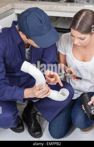Klempner Arbeiten in der Küche Stockfoto