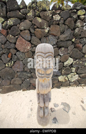 Geschnitzten Tiki Götter im Puuhonua O Honaunau (Stadt der Zuflucht) National Park, big Island von Hawaii Stockfoto